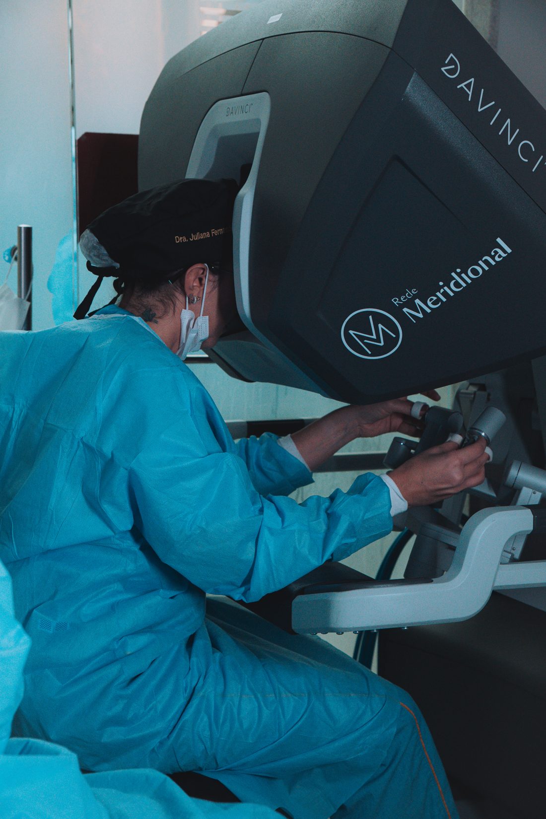 Dra. Juliana realizando cirurgia robótica com o sistema Da Vinci